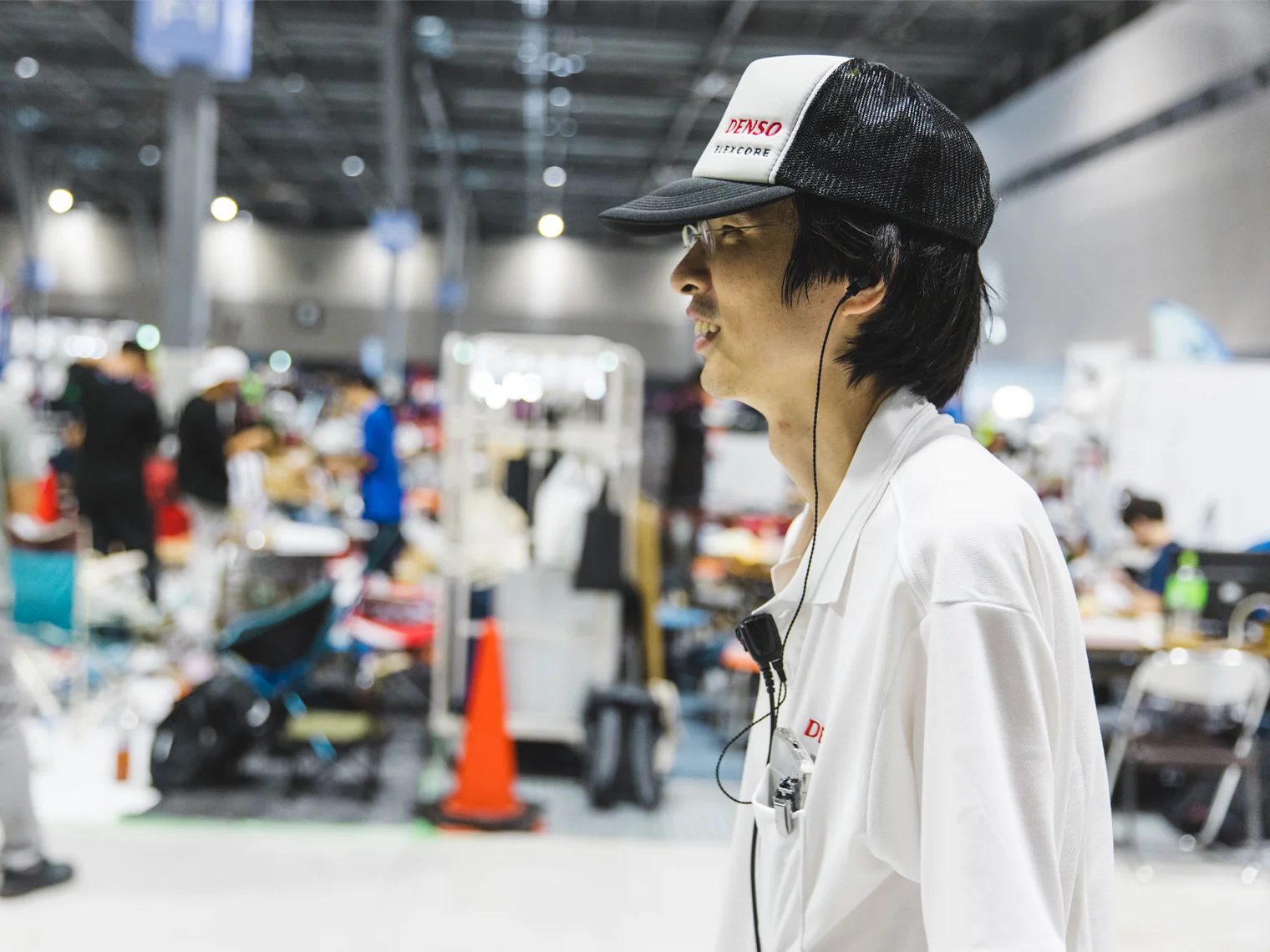 現場で会場を眺める辻