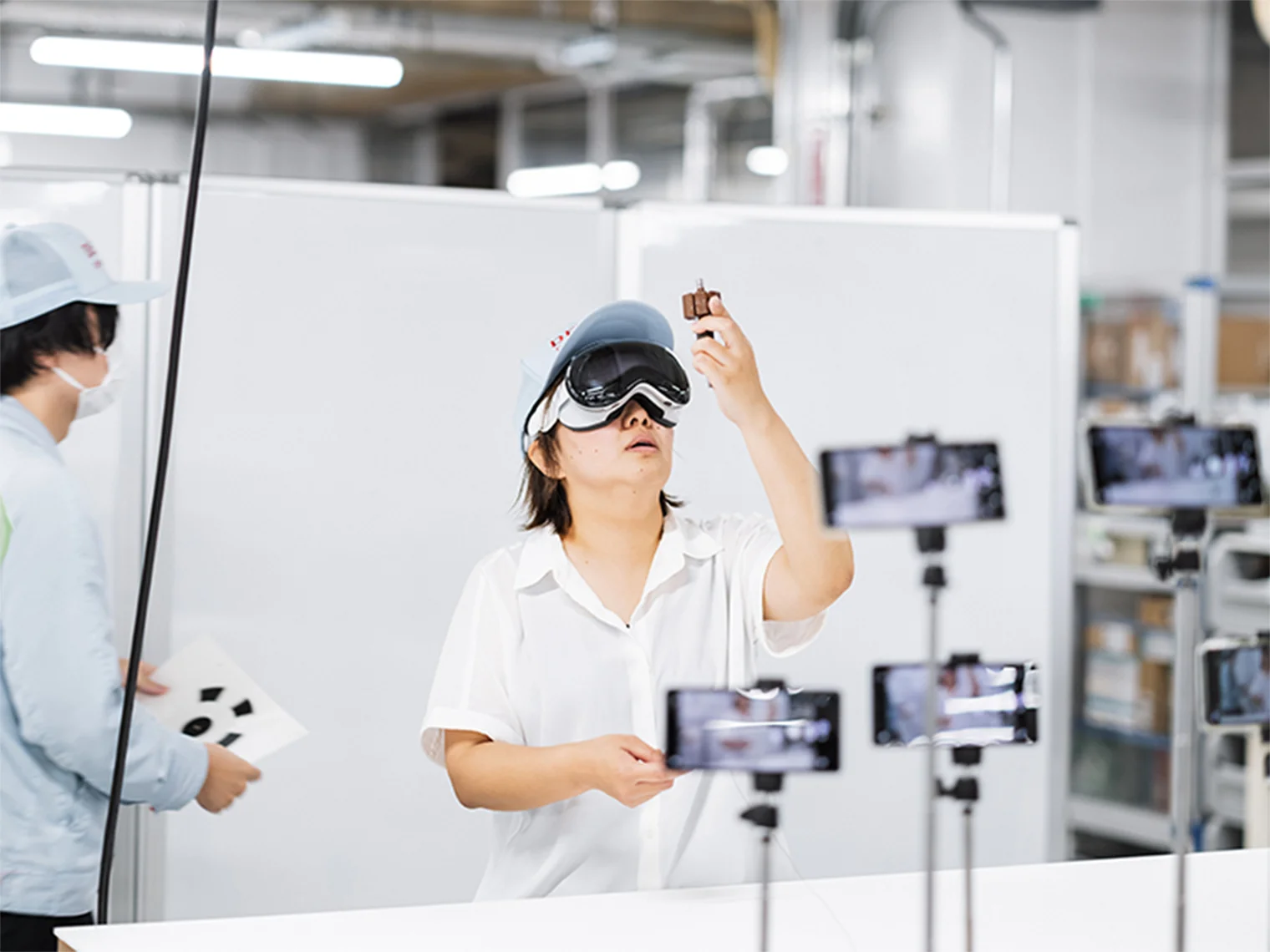 VRヘッドセットを装着し、部品を観察しながら技能をデジタル記録する様子