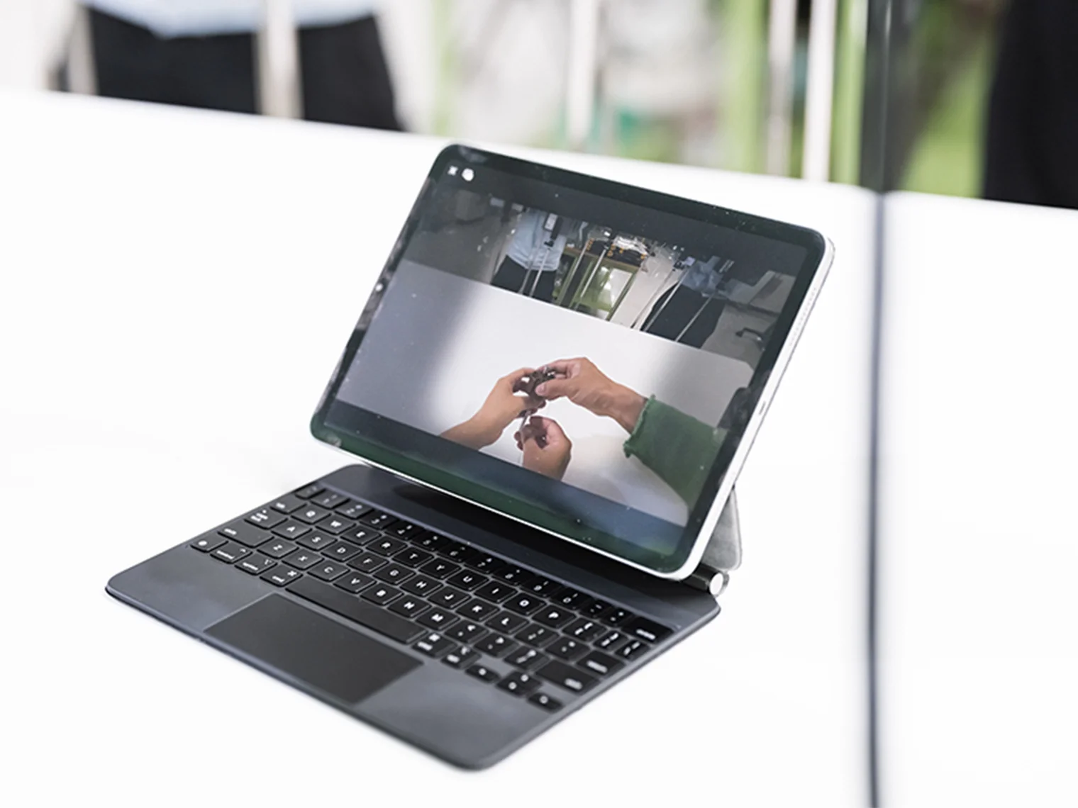 手作業の様子を映したタブレットで、技能データを確認する様子