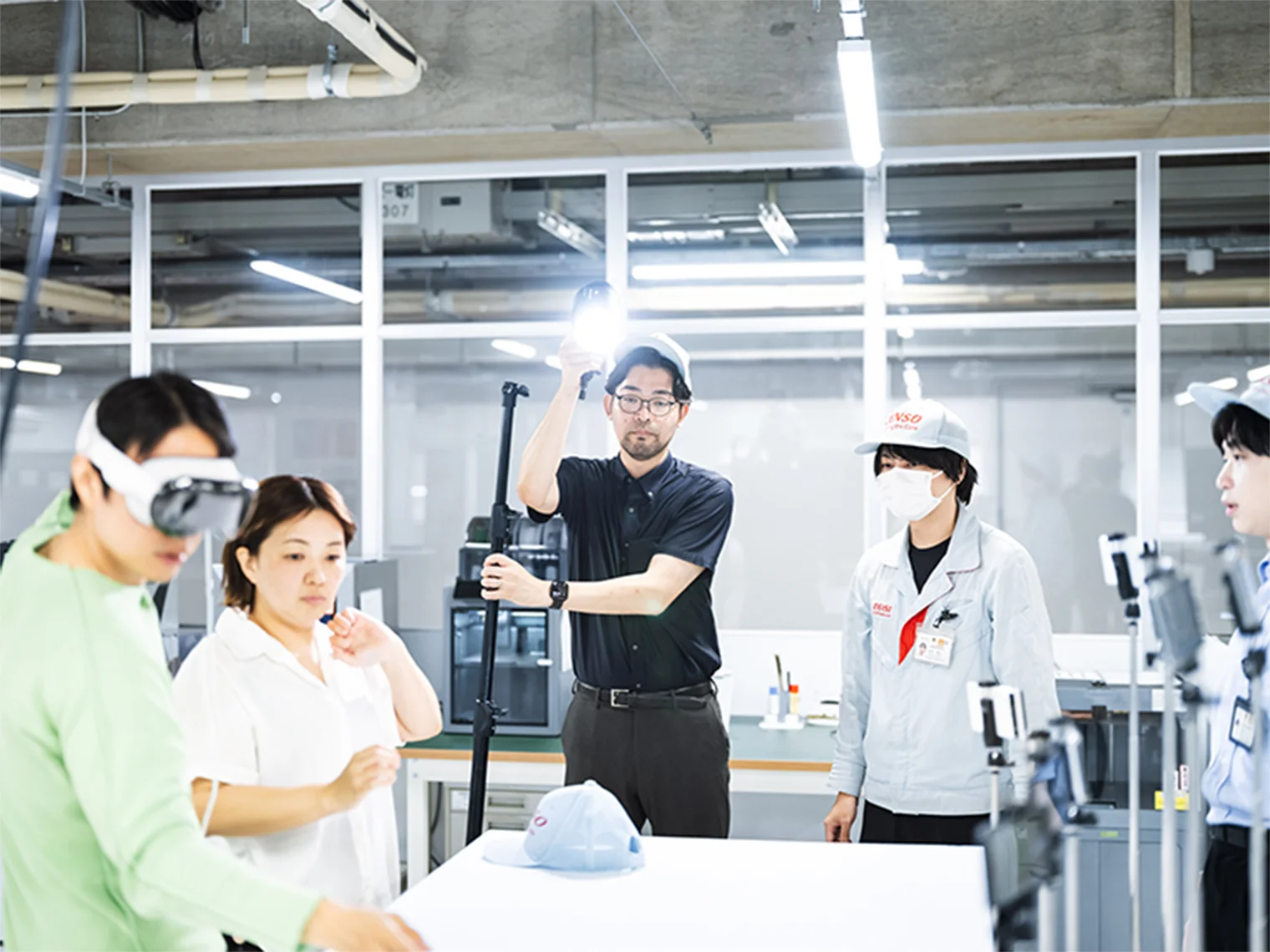 VR機材を使った技能データ取得の現場で、撮影や計測の準備をするメンバーたち