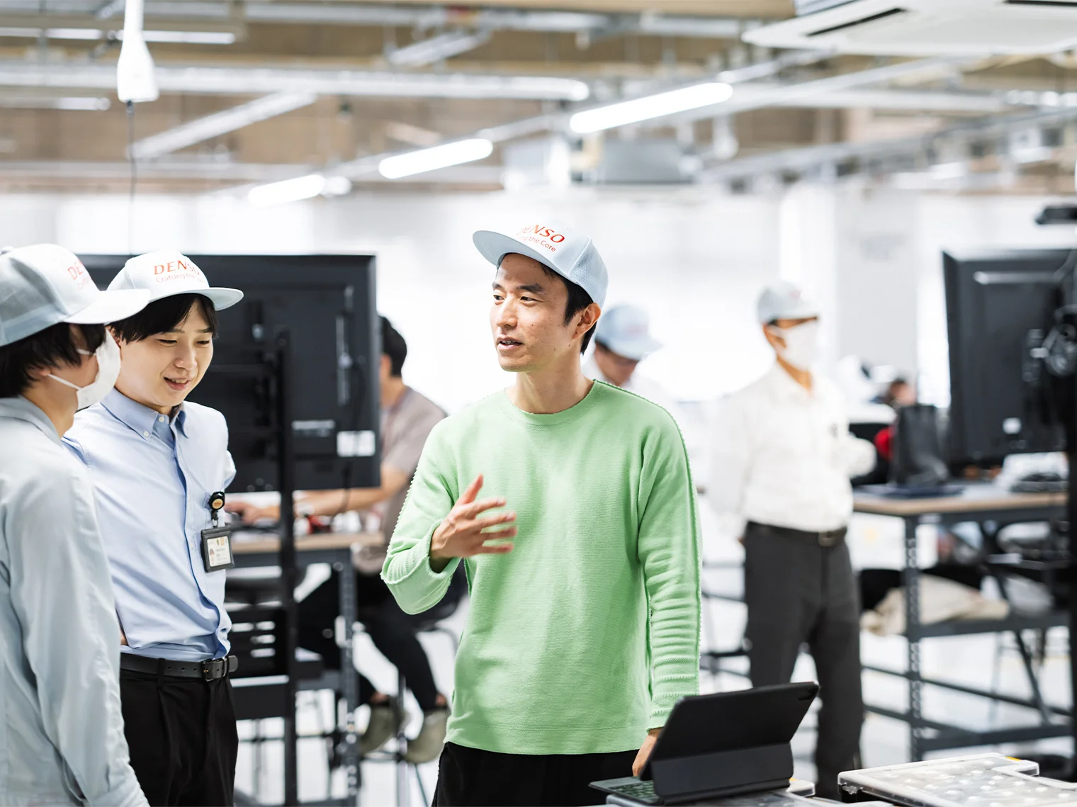 若手メンバーに向けて、技能継承の取り組みについて話す吉岡