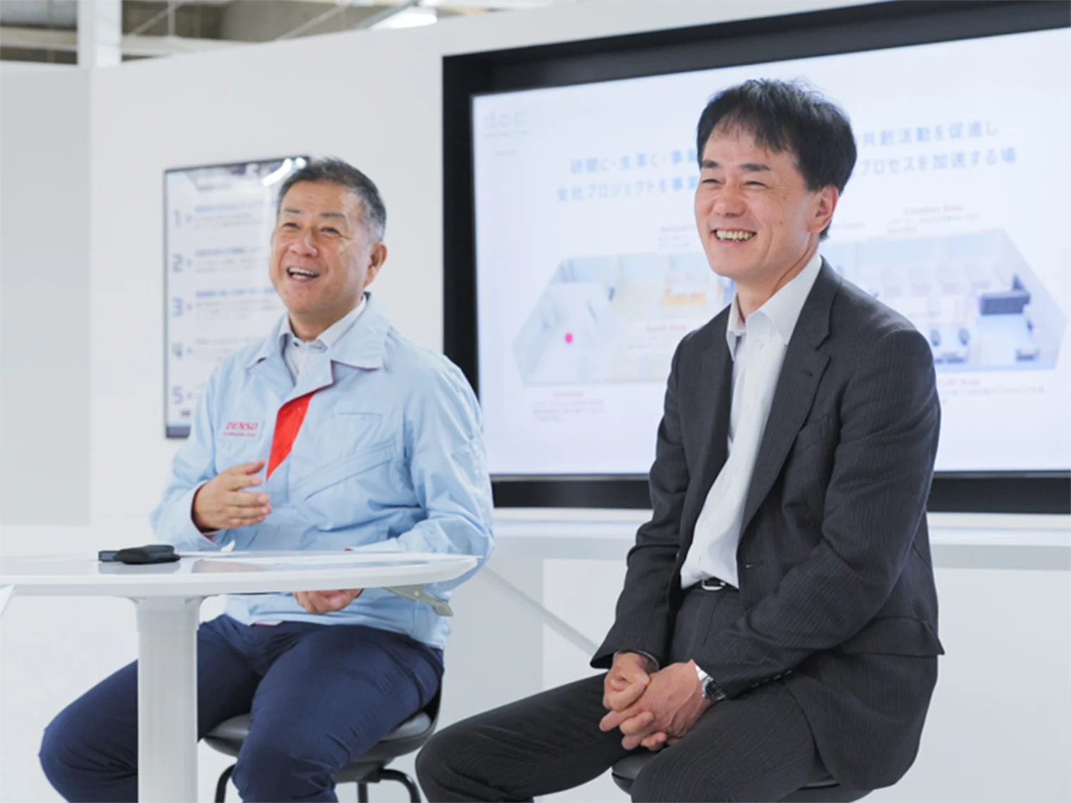 インタビューの合間、武内と木本が和やかに笑い合う様子