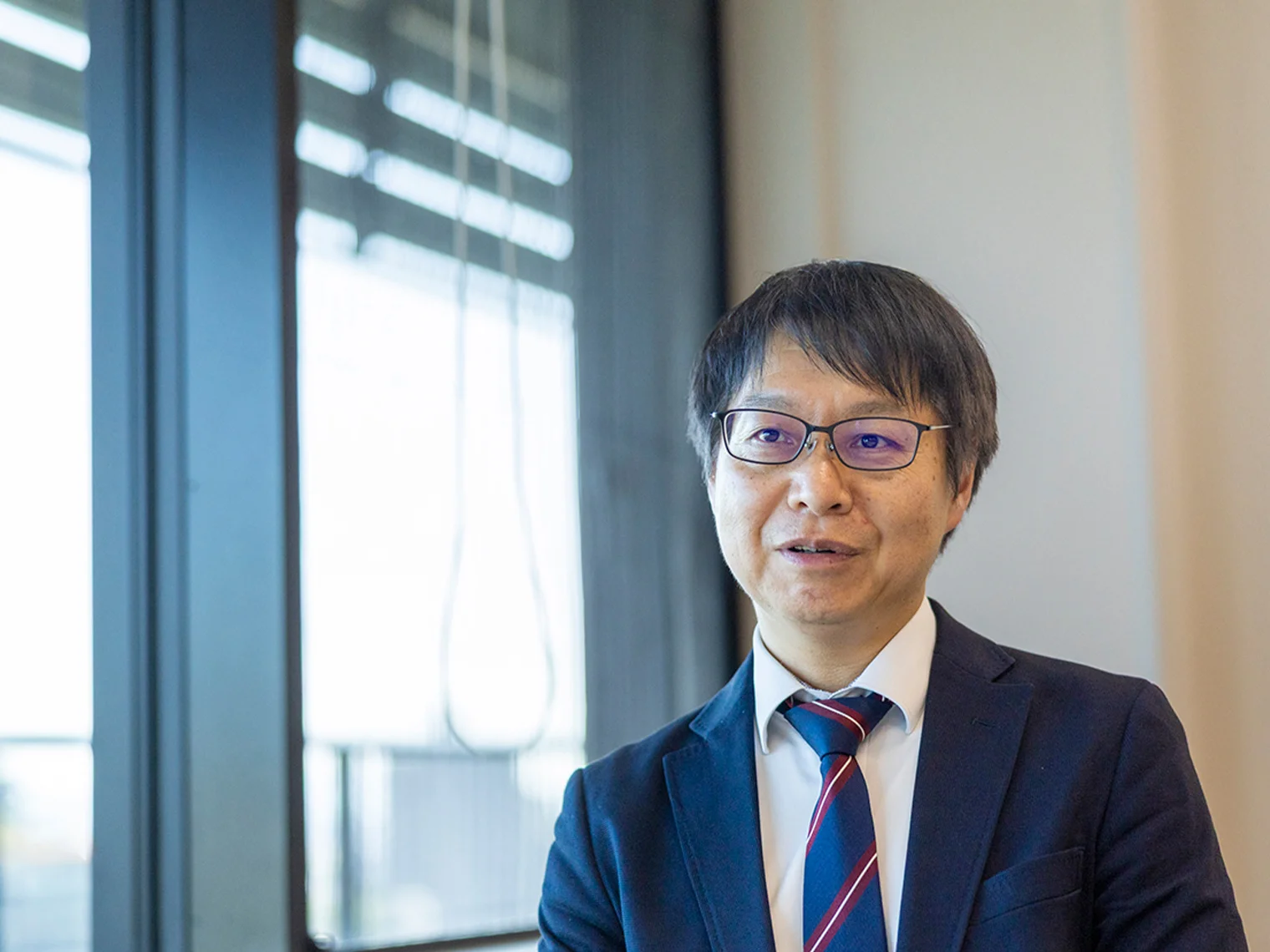 インタビューに応える熊本県農林水産部室長の梶原賢吾さん