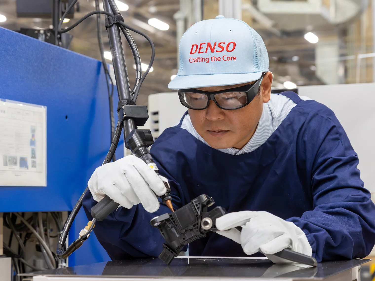 ロボットが手の震えや疲れを軽減する支援を担えるように