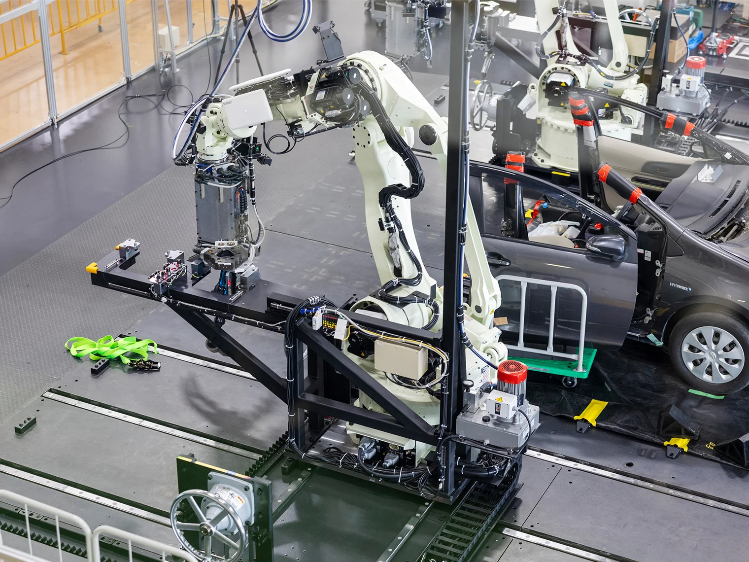 人の手、腕のような多軸を有するロボットでクルマを解体していきます