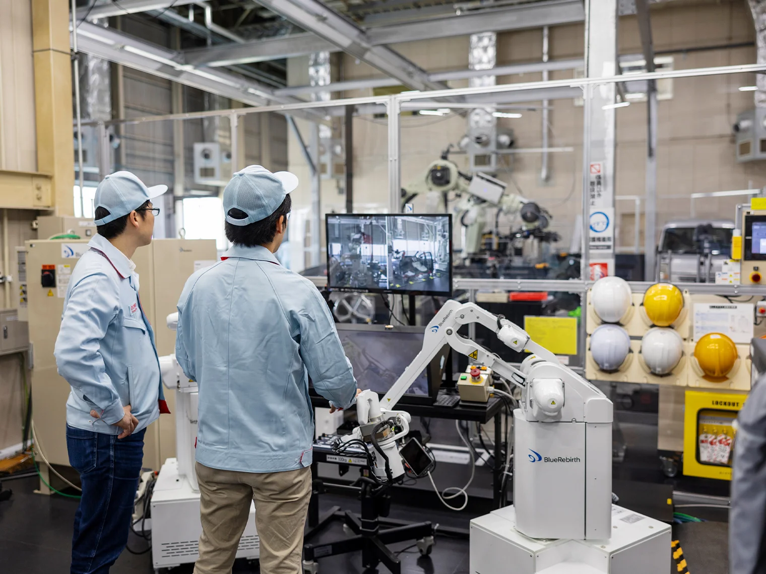 遠隔操作を行いながら、ロボットに解体プロセスを学習させ最適化させていきます