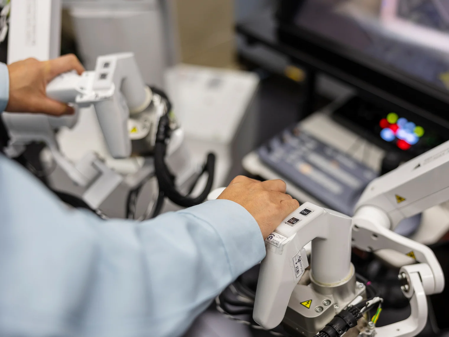 コントローラを使ってロボットを自由自在に操作する、ロマン溢れる仕事です
