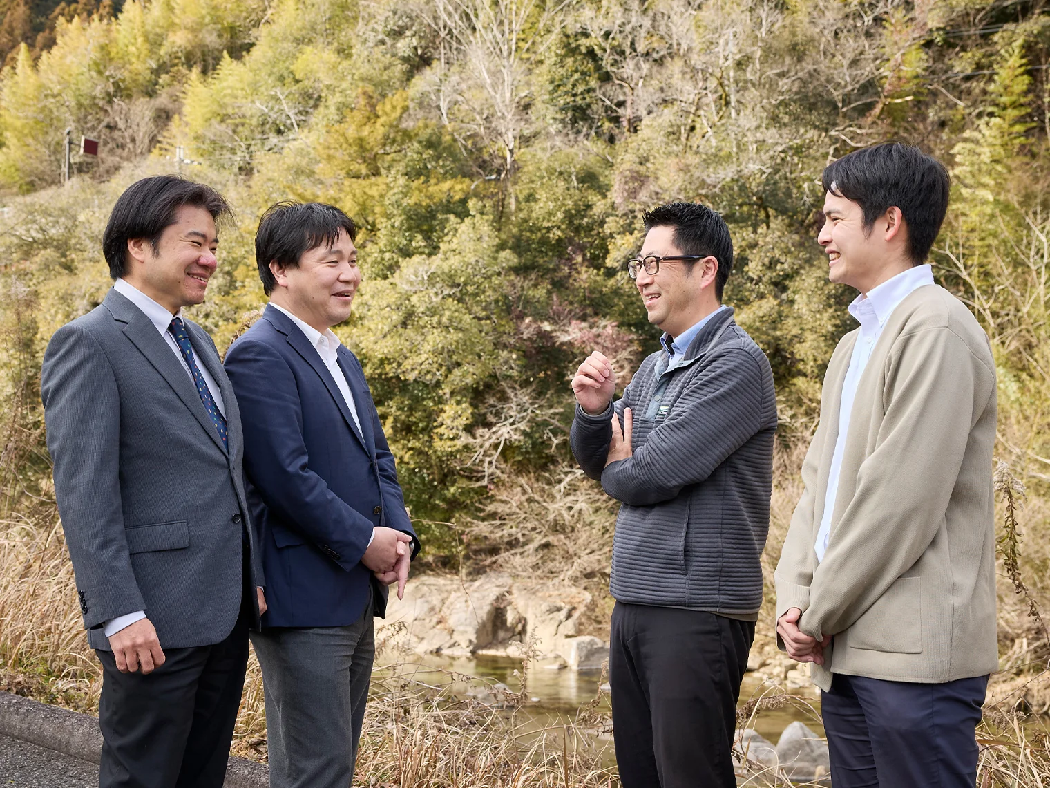 藤井・井村・小山・田中が談笑する様子