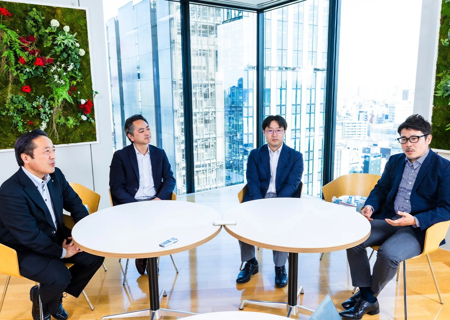 インタビューに応える小久さん・大竹さん・宮川さん・西部さん