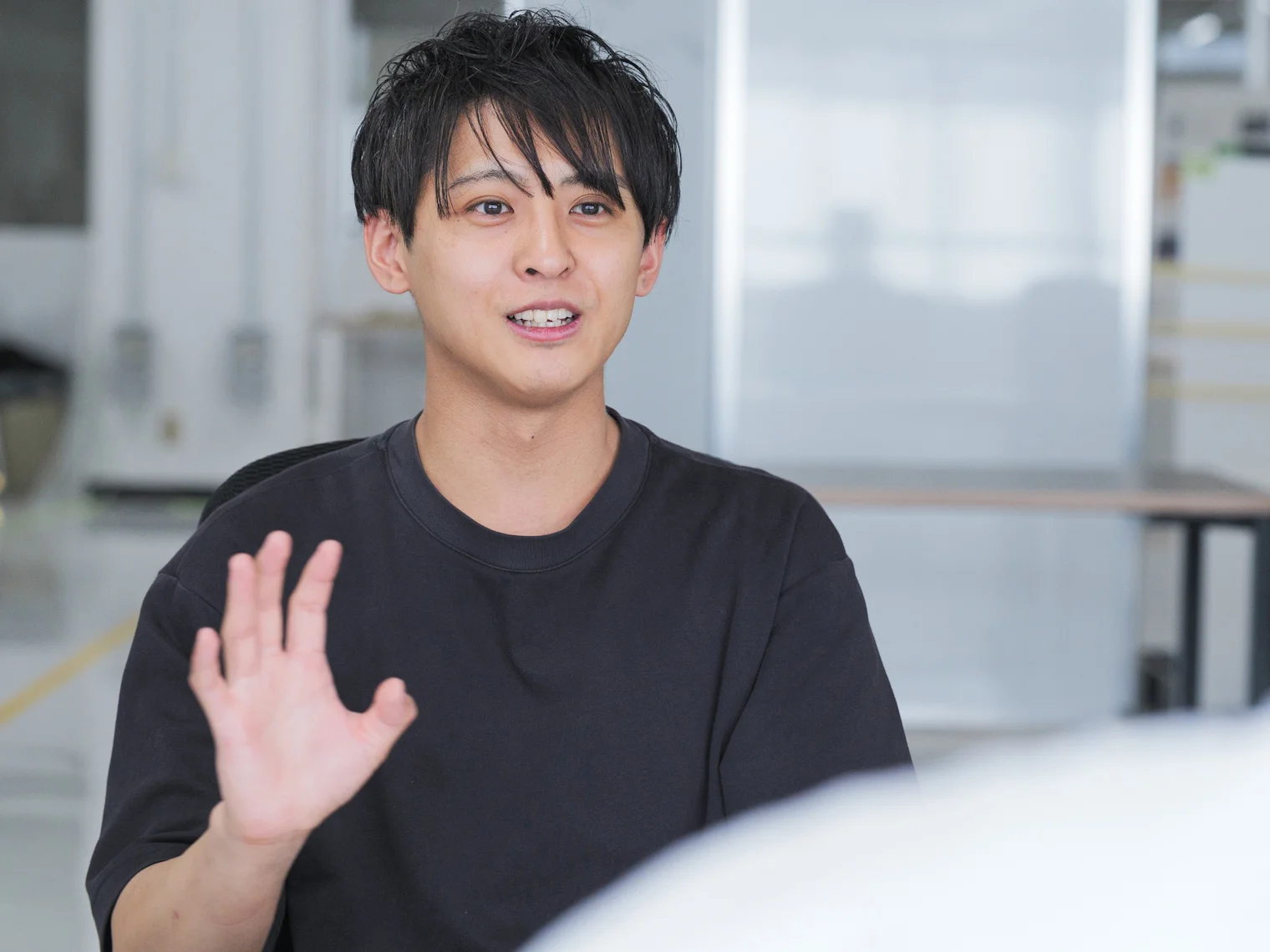 インタビューに答える河合