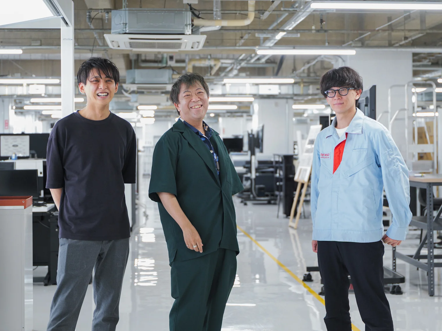 デンソー社内での様子。笑顔で横に並ぶ池田・河合・小出