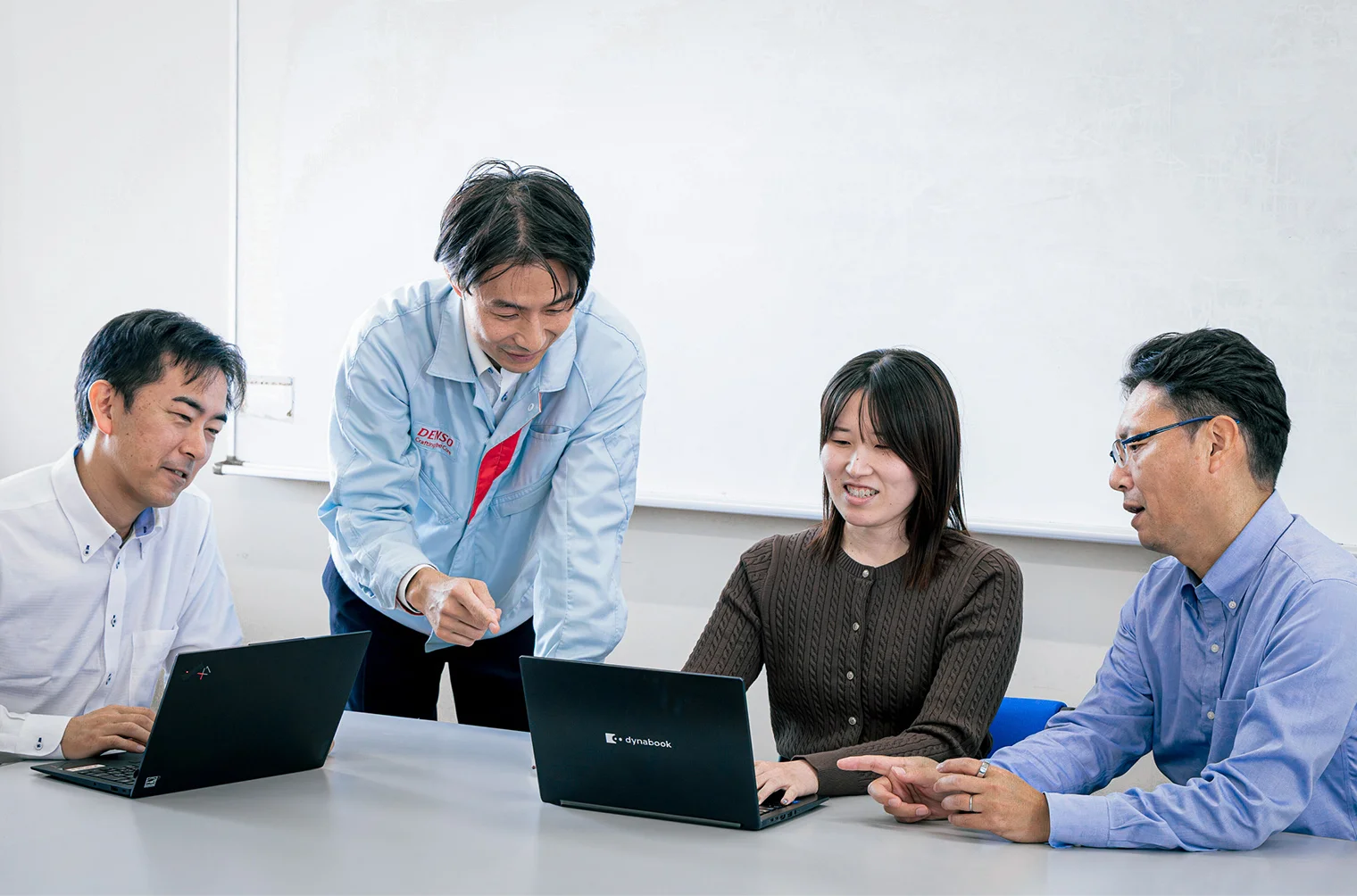 社員同士でPCを囲み話し合っている様子