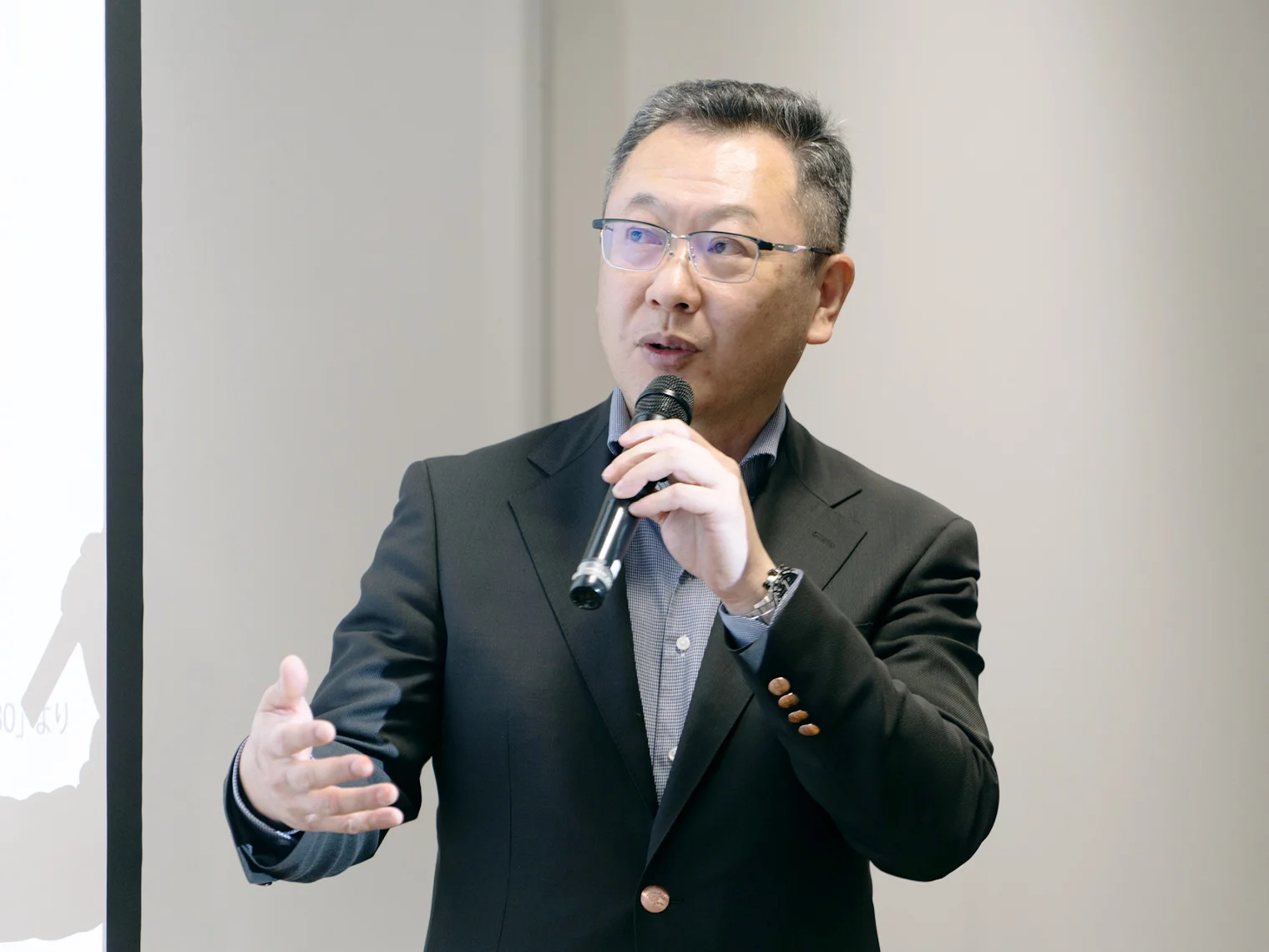 プレゼンテーションで話す八束執行幹部