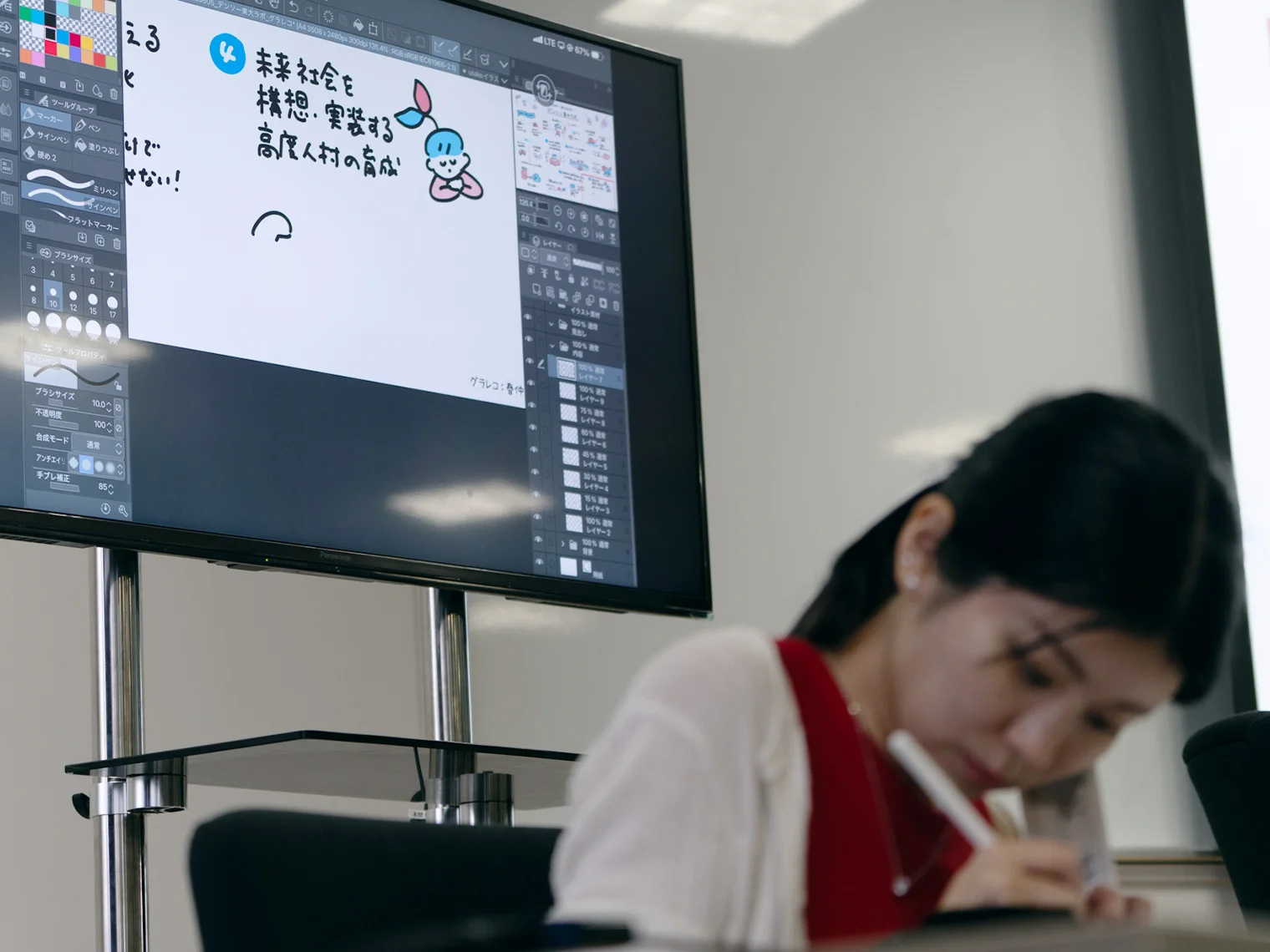 グラフィックレコーディングの「未来社会を構想・実装する高度人材の育成」を描く春仲さん
