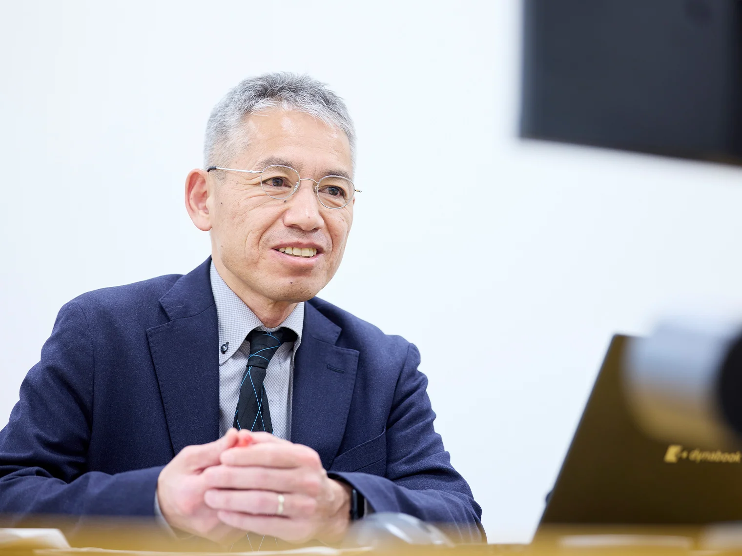 インタビューに答える城所