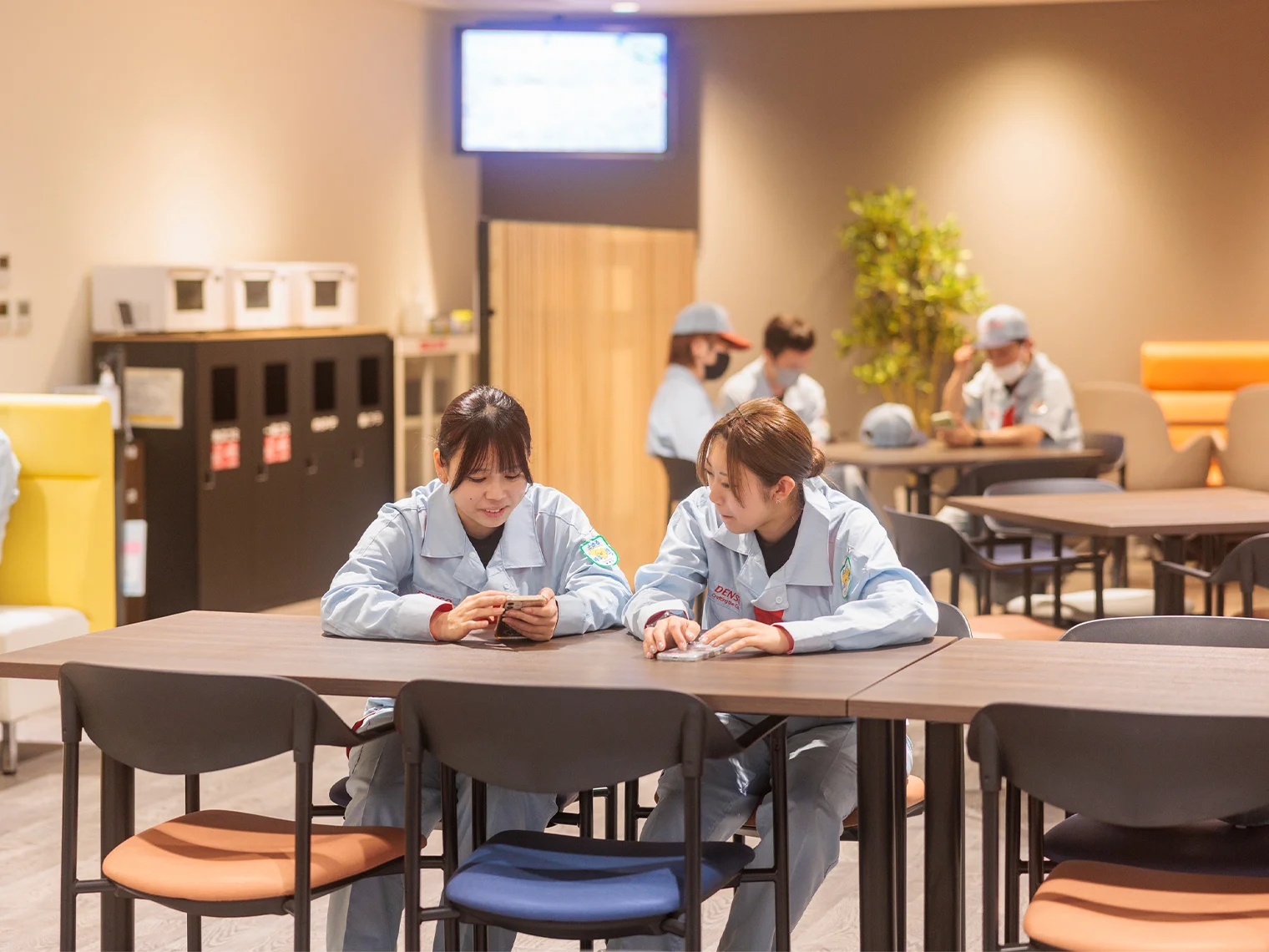 コミュニケーションエリアにて会話をする社員の様子