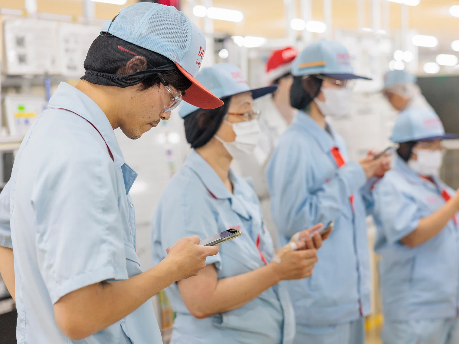 社員一人ひとりがデジタルデバイスを所持する様子