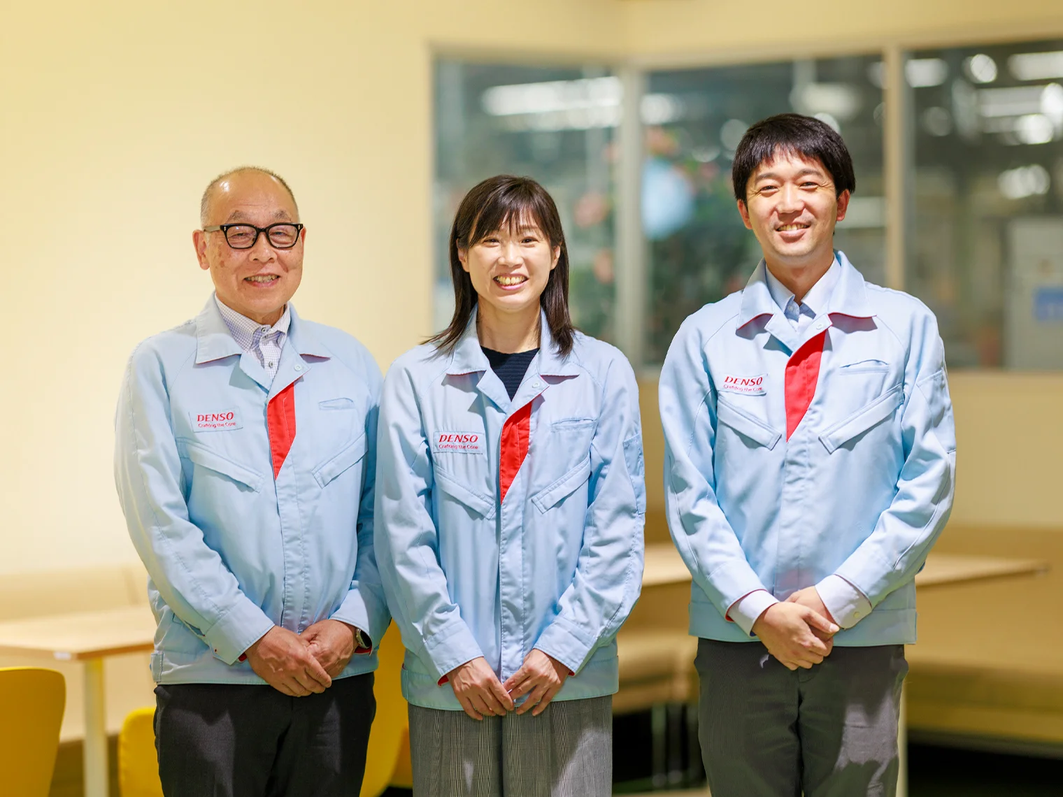 笑顔で横一列に並ぶ天野、小林、依田