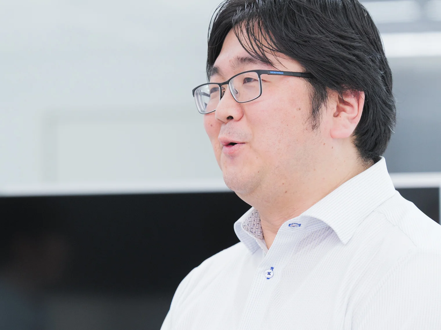 インタビューに答える山口