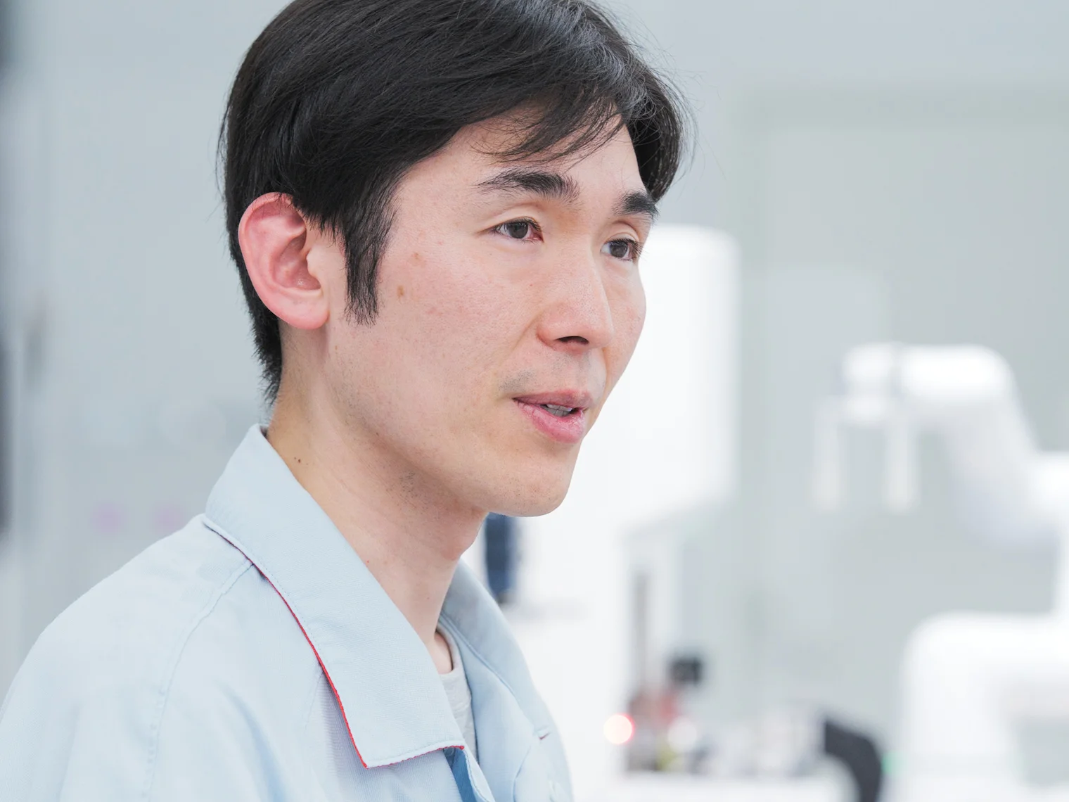 インタビューに答える伊神