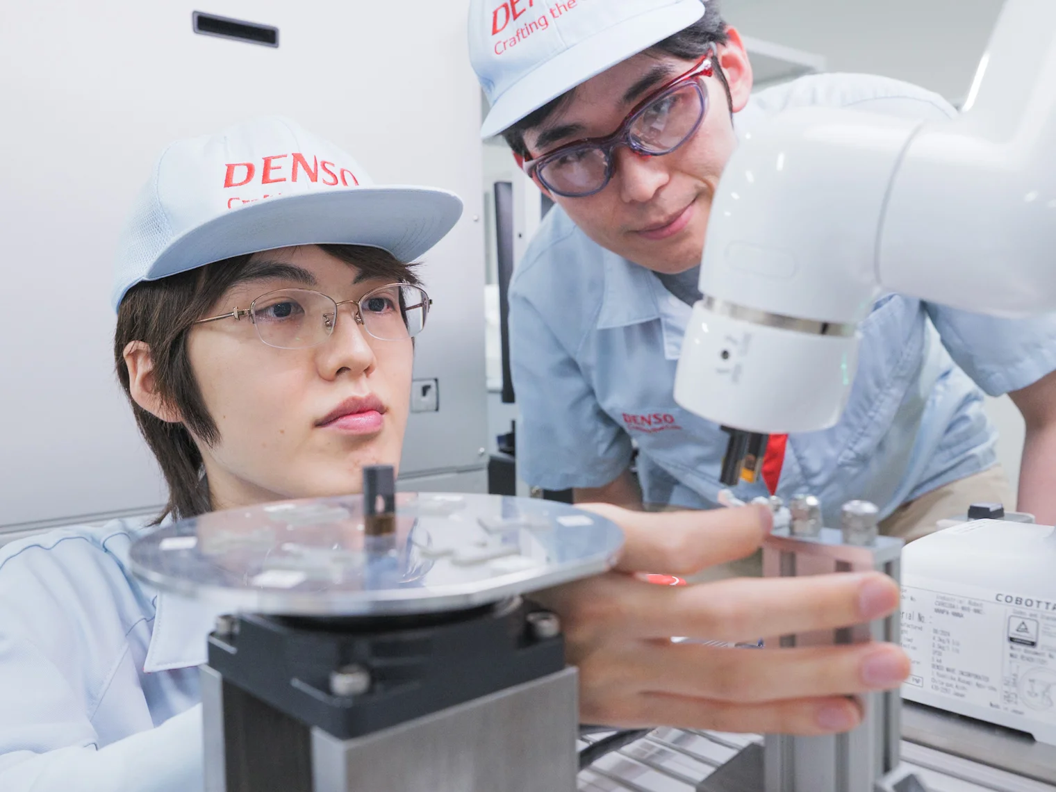 ロボットの動きを確認する山口と伊神