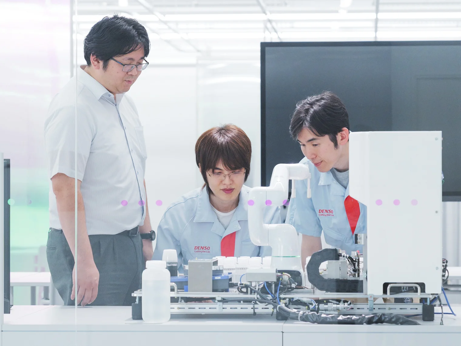 ロボットの操作を確認する山口・山下・伊神