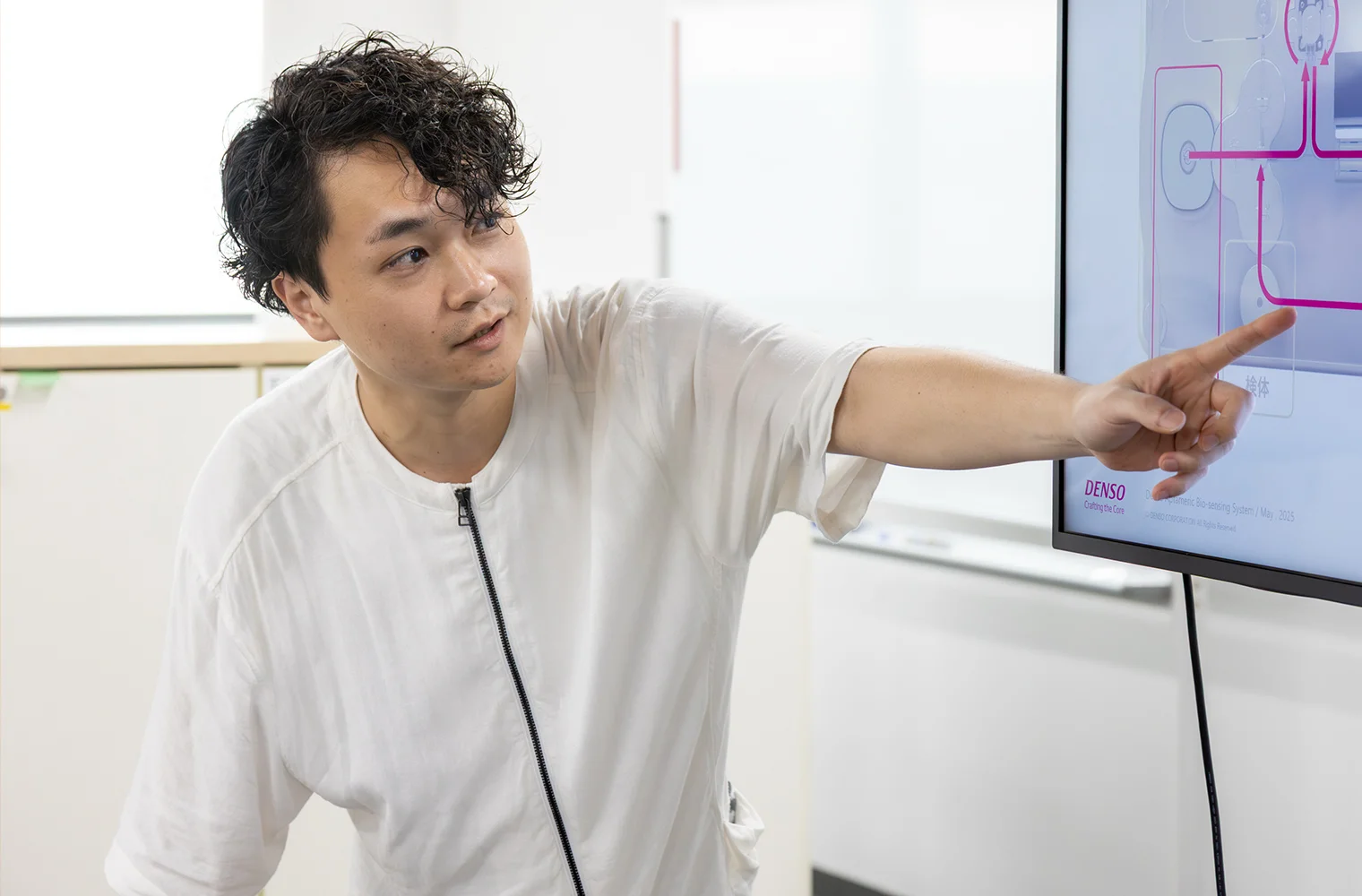 設計図を指し示す中村