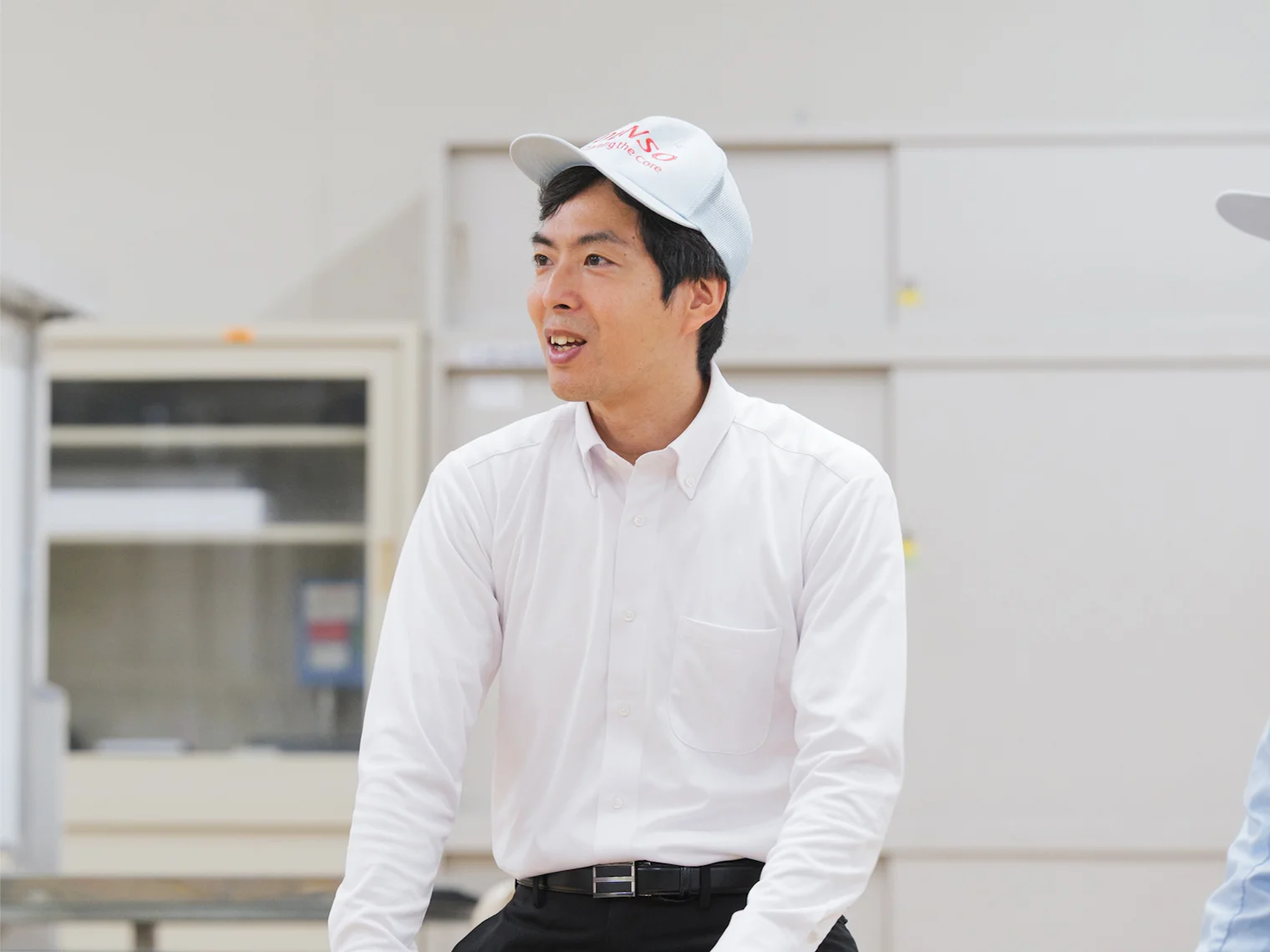 材料開発のプロセスに関係する課題について説明する小林