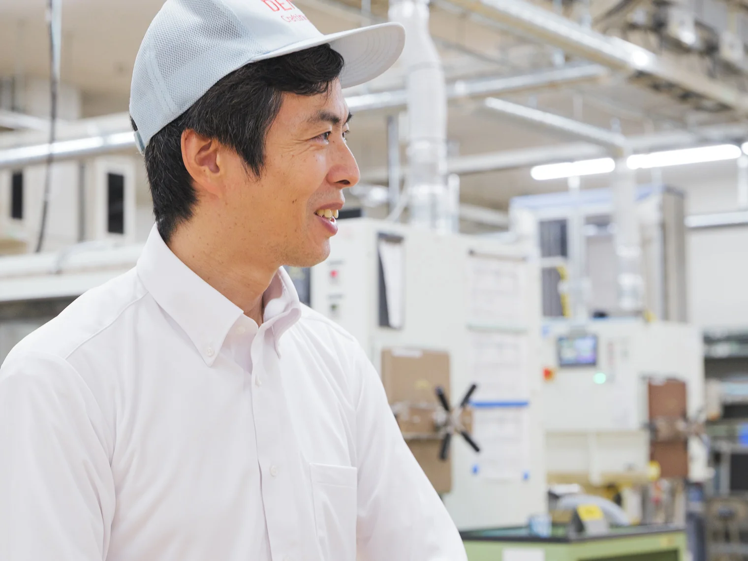 何かを微笑みながら見つめる小林の横顔