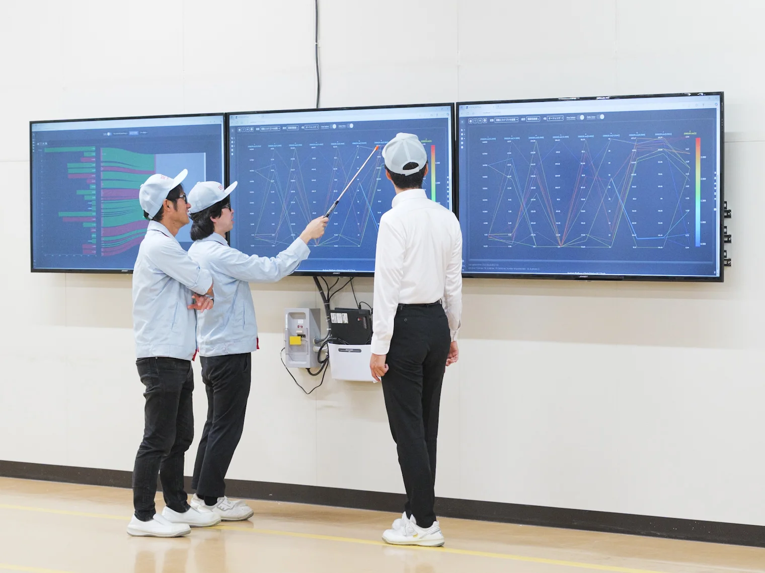 モニターに映されたデータを確認する早川、山口、小林