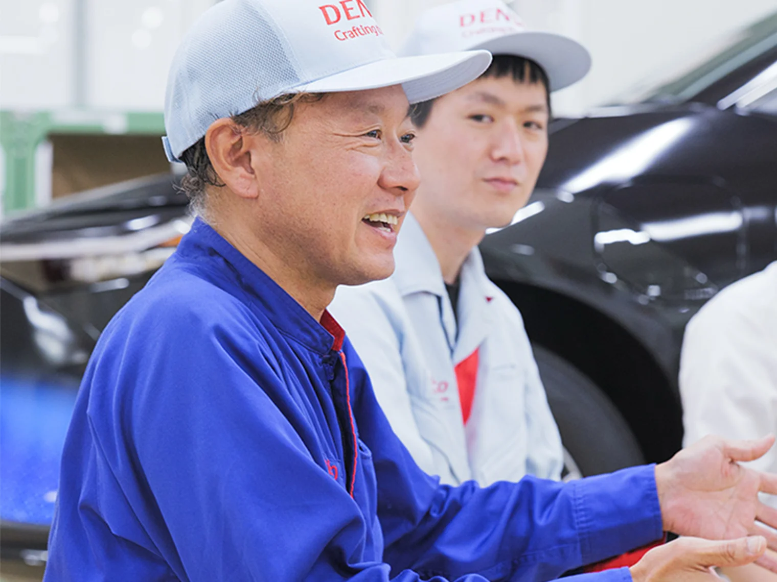 Hironobu Ueda speaking to team members.