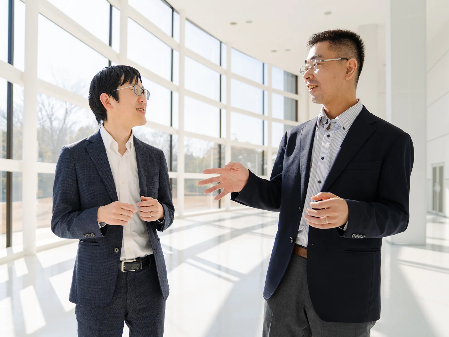 インタビューに応える入江と三木