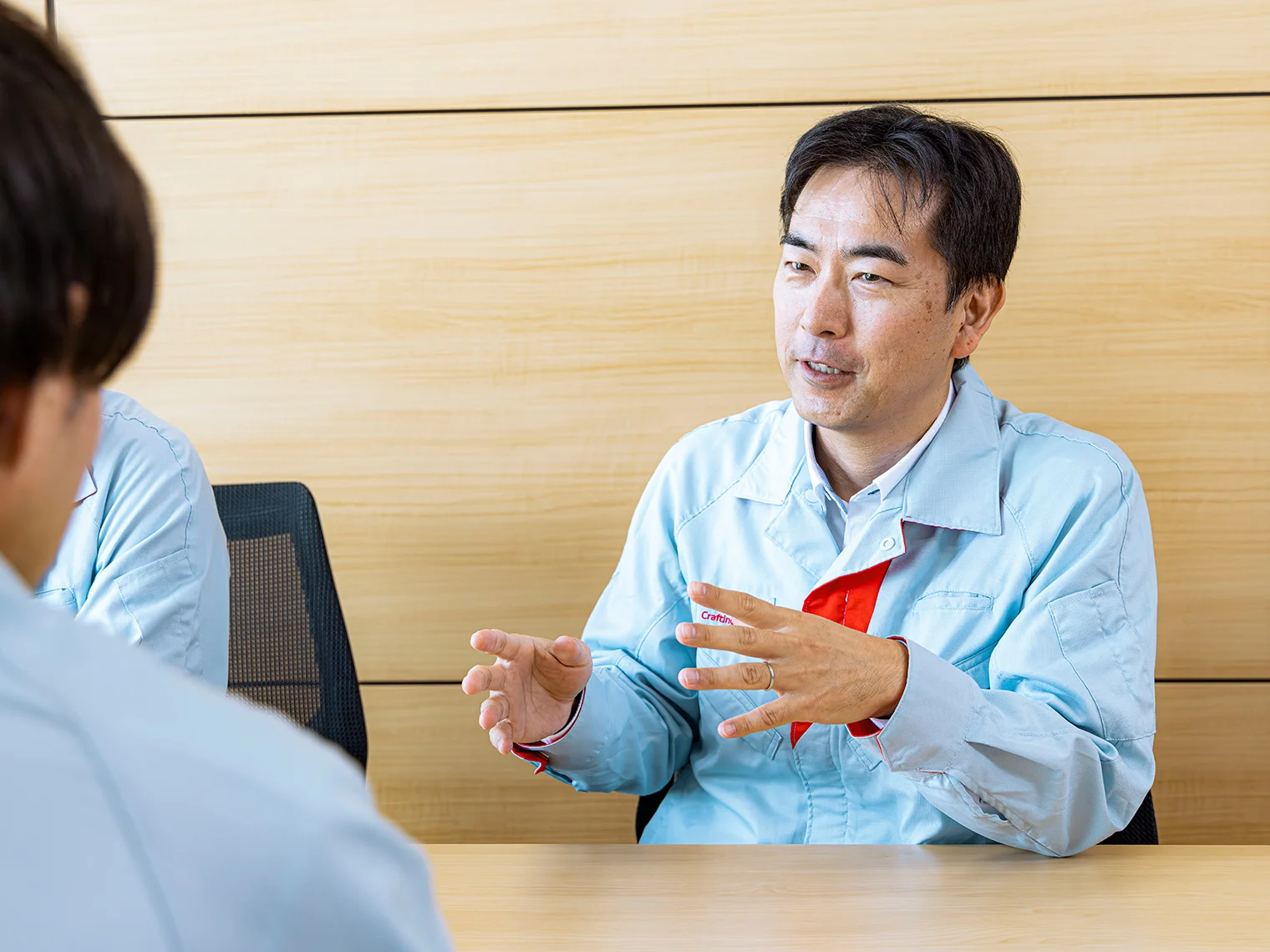 インタビューに応える三角忠司