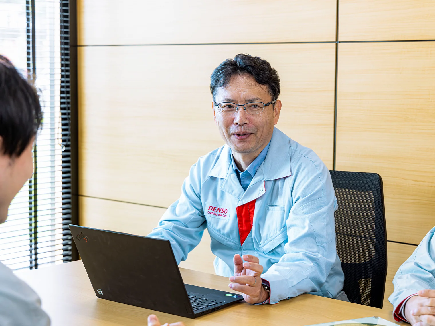 インタビューに応える伊藤孝浩