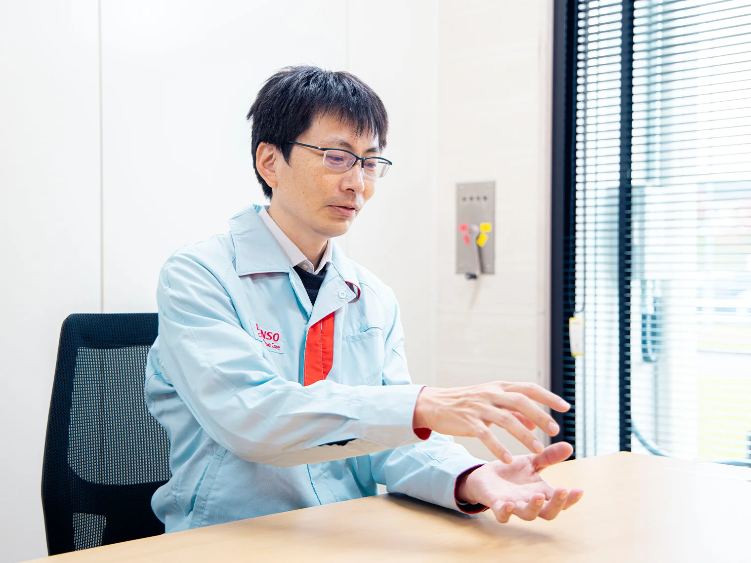 インタビューに応える山本建策