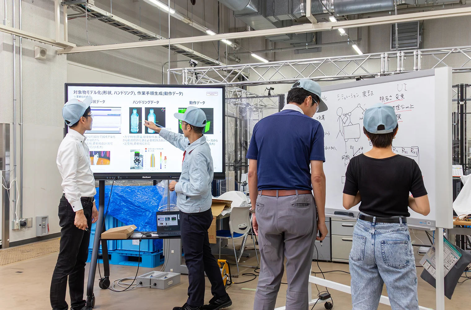 チームで収集したデータやシミュレーションを確認する様子