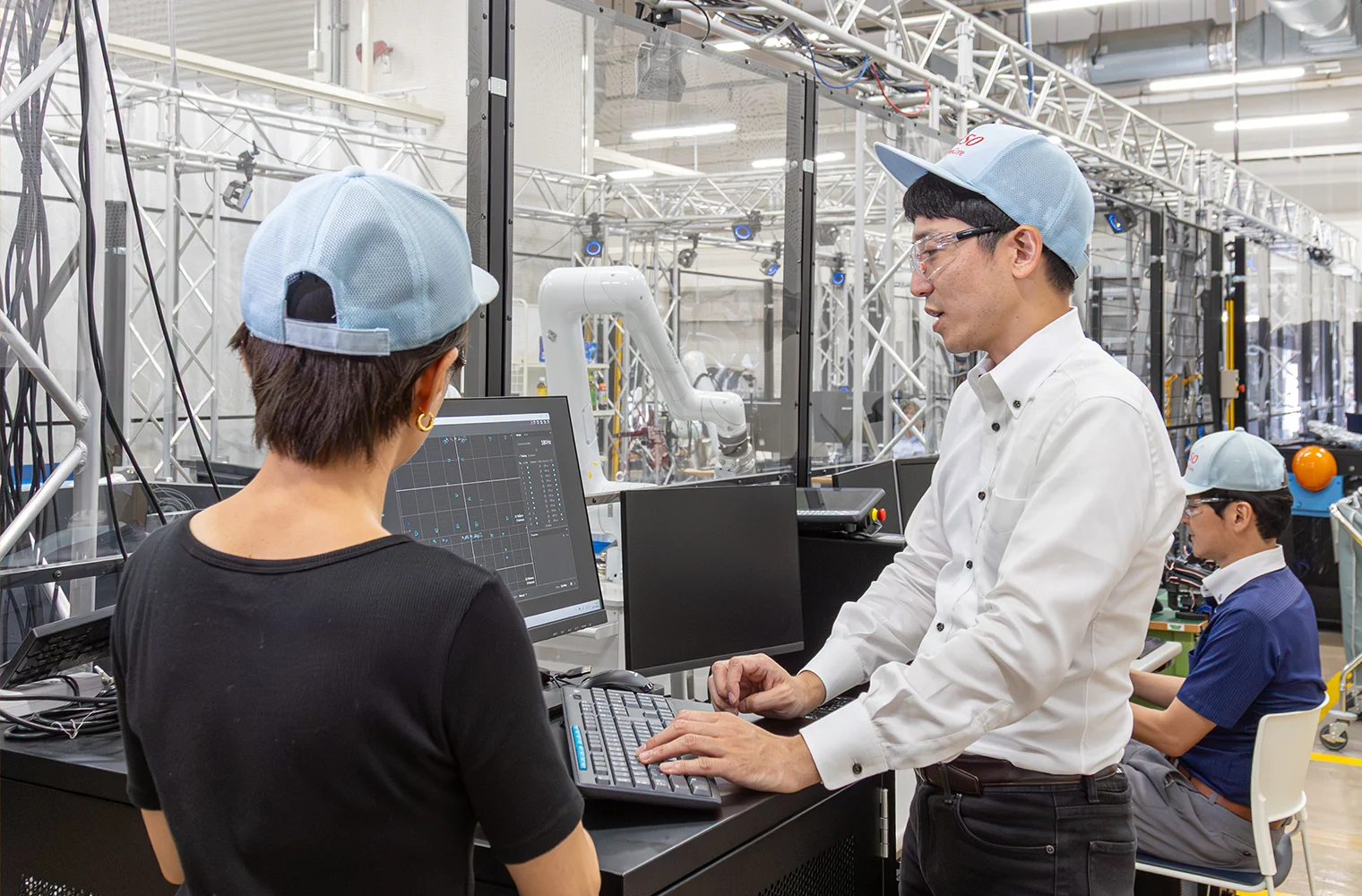 モニターを見ながら話し合う様子