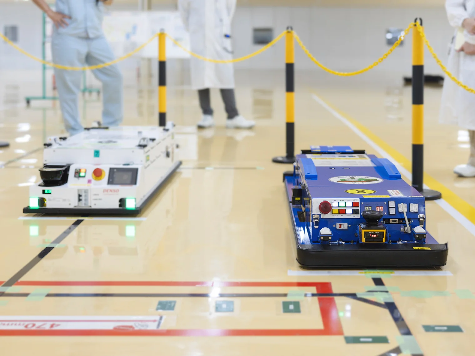 2台のAGV（自動搬送ロボット）