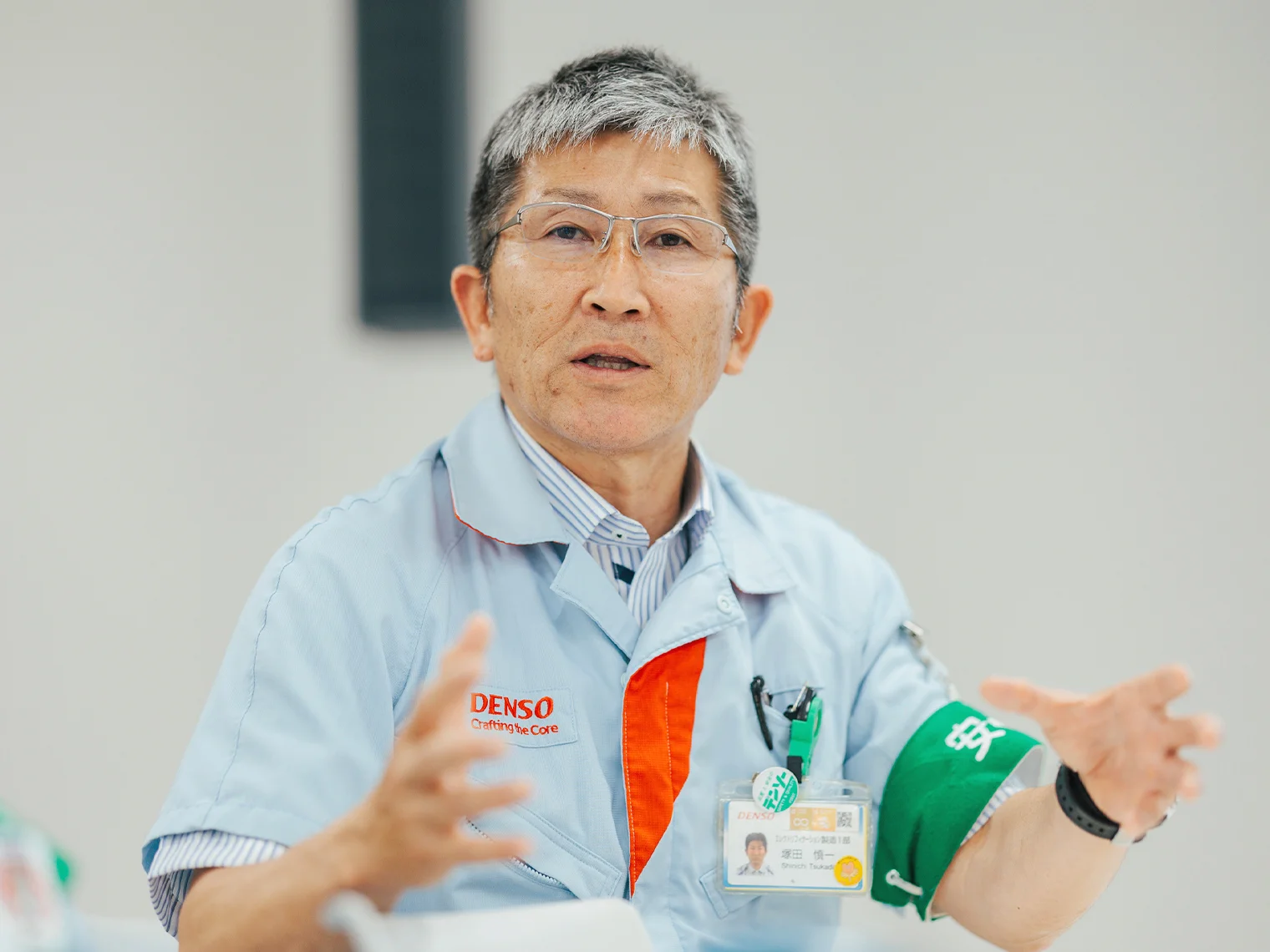 インタビューに答える塚田