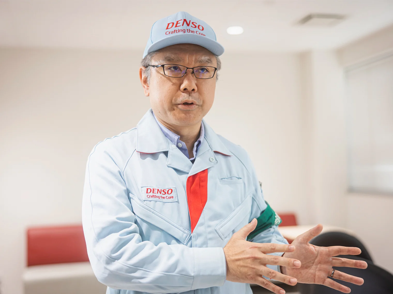 インタビューに答える山口