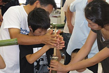 第6回 夏・竹細工「水てっぽう作り」講座にボランティアとして参加の様子