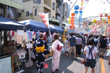 安城市の七夕まつりでの露店お手伝いの様子