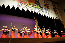 東日本復興支援コンサートにデンソーグループフラガールが友情出演の様子