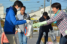 デンソーグループハートフルデー2016安城　「秋の猿渡川清掃活動」の様子