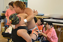 デンソーグループハートフルフレンド障がいしゃを元気にするチーム・福祉施設主催イベントにプロレスラーを招待の様子