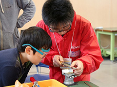 写真は、ヤスリを使い形づくりをしている様子