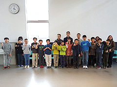 写真は、集合写真の様子