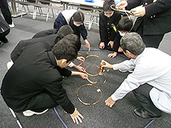 写真は、銅線による電波の受信、集音の実験の様子