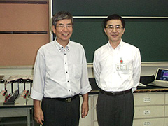 写真は、デンソーサイエンスラボの講師の様子