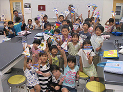 写真は、出来上がった作品を手にして撮った集合写真